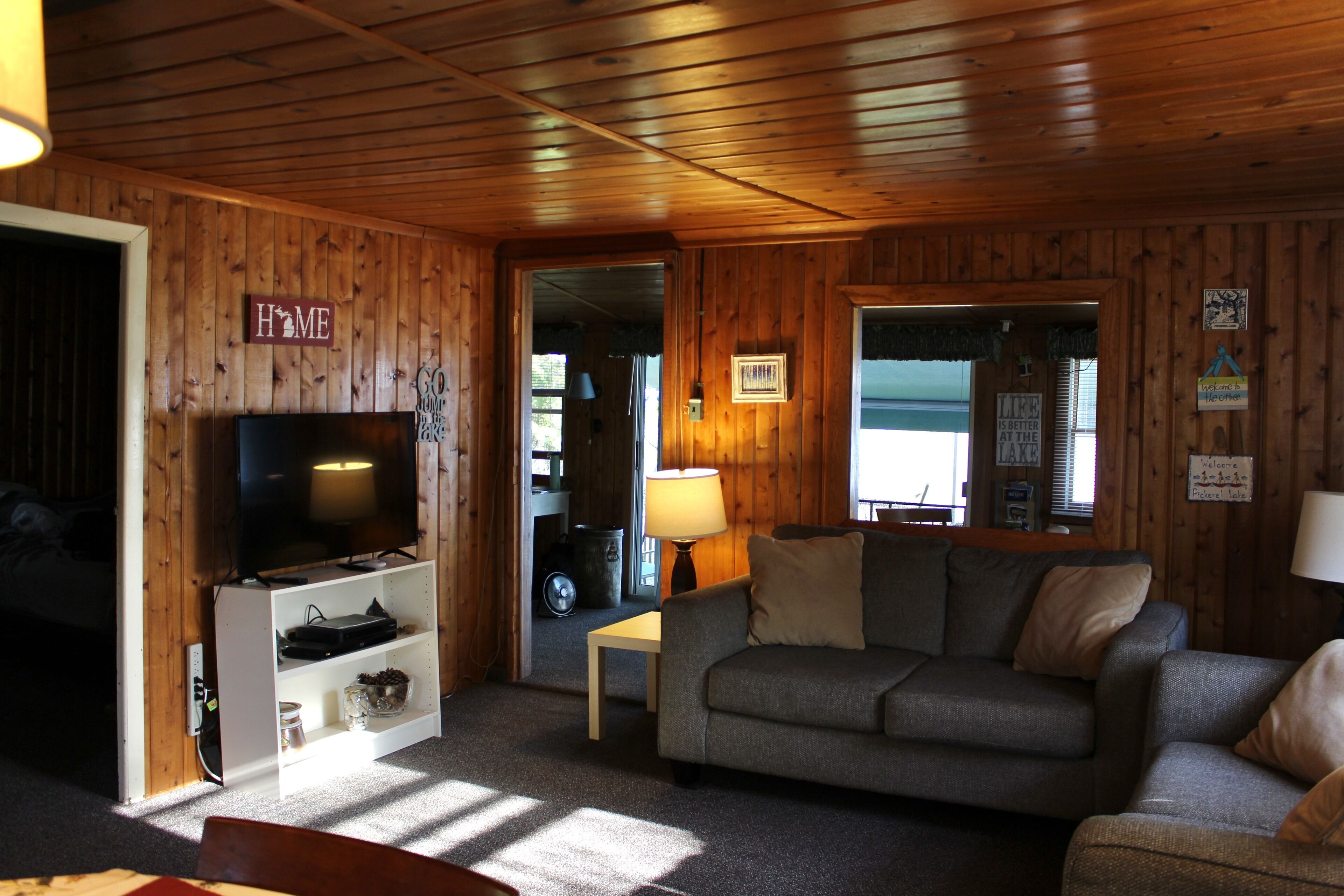 TV connectée, livres, espaces bureaux