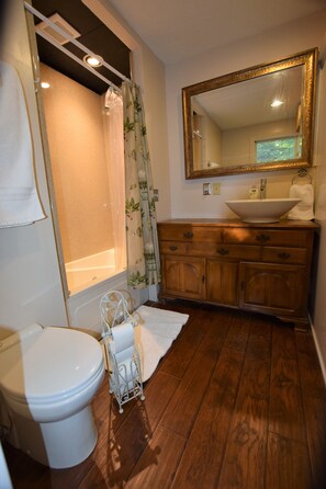 Combined shower/bathtub, jetted bath, hair dryer, towels - Your Sustainable and Secluded Dog-Friendly Home Away From Home. (Chillicothe)