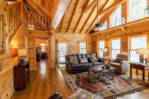 Luxurious Cabin in DuPont State Forest near trails and recreation. 