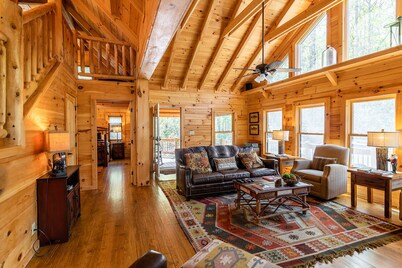 Luxurious Cabin in DuPont State Forest near trails and recreation. 
