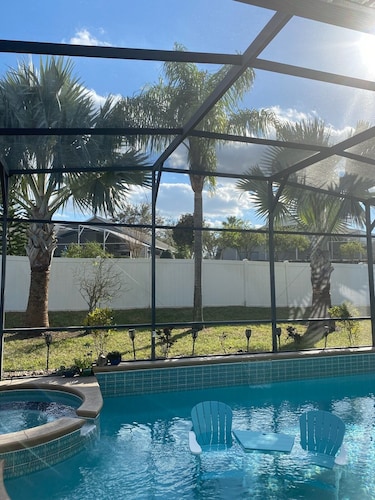 Ylellinen Executive Disney -huvila, jossa suuri uima-allas