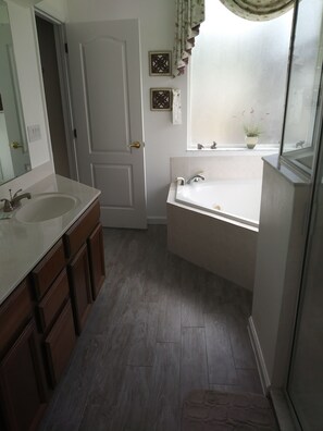 Combined shower/bathtub, jetted bath, hair dryer, towels
