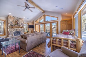 5 bedrooms, iron/ironing board, WiFi, bed sheets