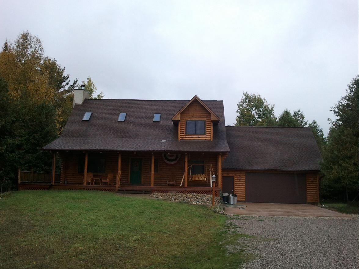 Charming Log House with WIFI Steps Away from Boyne River and enhanched cleaning.