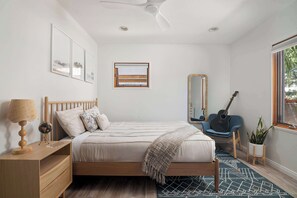 3 bedrooms, desk, iron/ironing board, travel crib