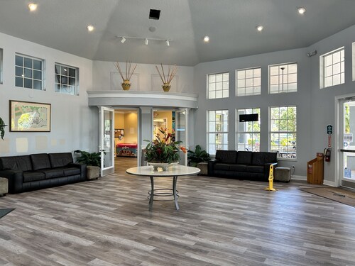 3BR/2BA 2nd Floor-sleeps 6.  Located at Windsor Palms -3.5 miles to Disney World