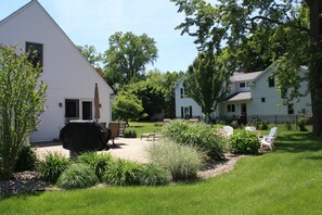 Terrace/patio - Beautiful South Haven Lake House; Newly Renovated and Decorated; Family-oriented (South Haven)