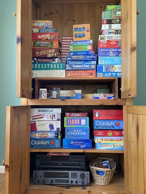 Games room - Beautiful South Haven Lake House; Newly Renovated and Decorated; Family-oriented (South Haven)