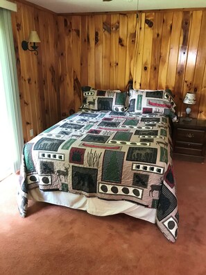 2 bedrooms, desk, iron/ironing board, free WiFi - Beautiful 2 bedroom log home on south end of Hubbard Lake (Spruce)