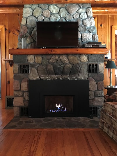 Beautiful 2 bedroom log home on south end of Hubbard Lake