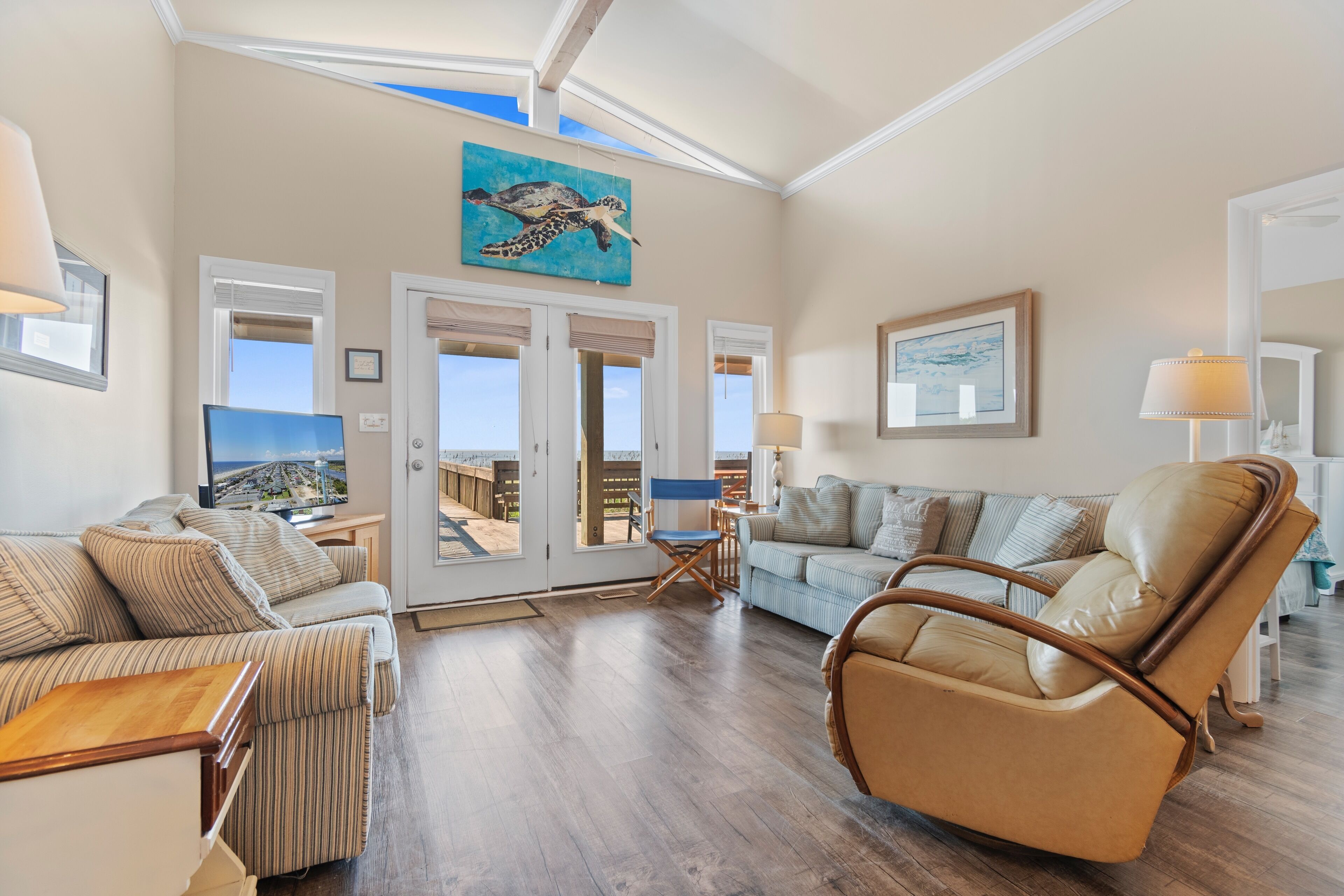 تلفزيون، مشغل دي في دي، كرة قدم الطاولة، ستيريو