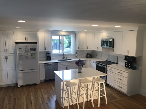 Refrigerador, microondas, horno y parrilla de estufa 