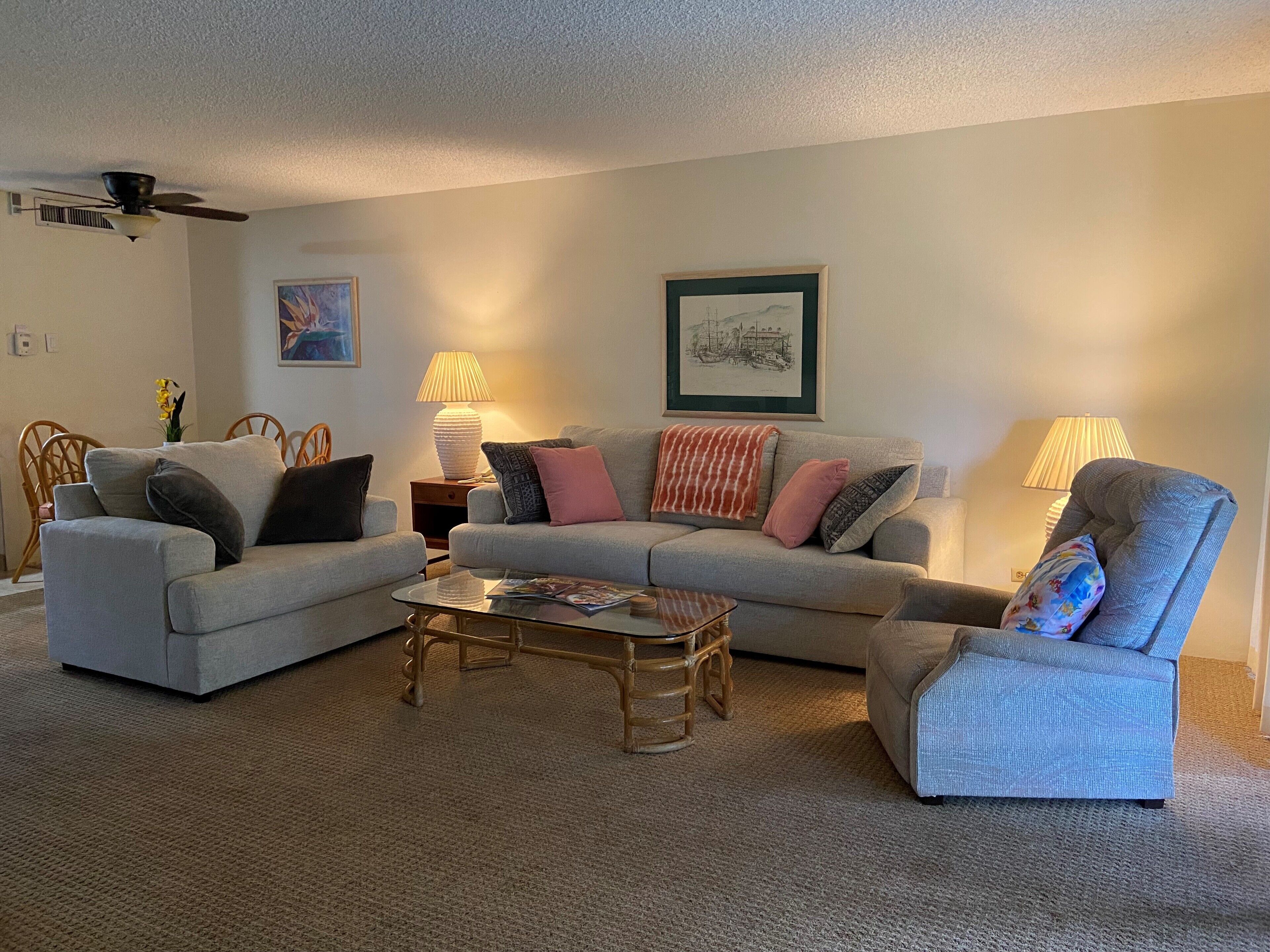 Ein Wohnzimmer mit zwei Sofas, einem Couchtisch und zwei Lampen.