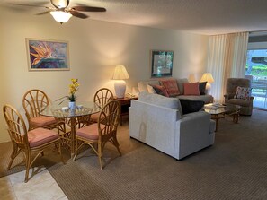 TV, books, stereo - Your Perfect Maui Vacation Awaits You (Lahaina)