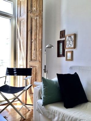Télévision, livres, chaîne hi-fi
