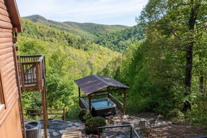 Outdoor spa tub - Heavenly Mtn Views, Hot Tub+Fire Pit+Grill, Fireplace, WiFi, Hike, Close to BRP! (Spruce Pine)