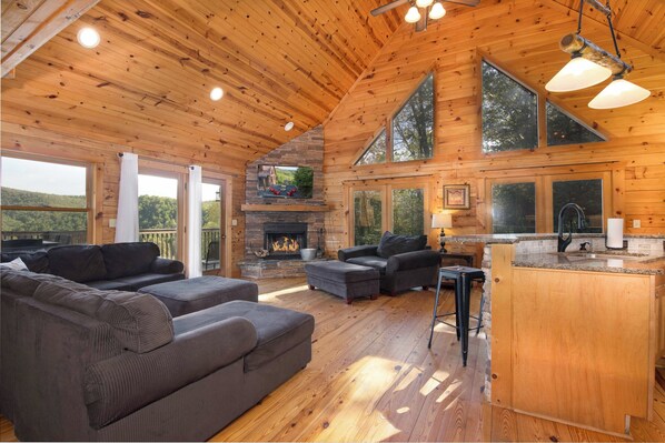 Smart TV, chimenea, futbolito y tenis de mesa