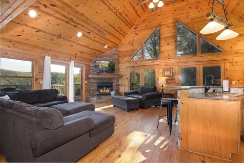 Heavenly Mtn Views, Hot Tub+Fire Pit+Grill, Fireplace, WiFi, Hike, Close to BRP!