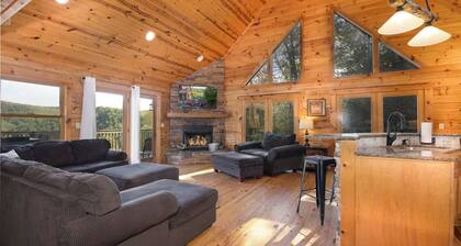 Heavenly Mtn Views, Hot Tub+Fire Pit+Grill, Fireplace, WiFi, Hike, Close to BRP!