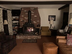 Smart TV, fireplace, video games, DVD player - Lake Michigan Sunset View Cottage, Tunnel of Trees, Good Hart. Easement to Lake. (Harbor Springs)