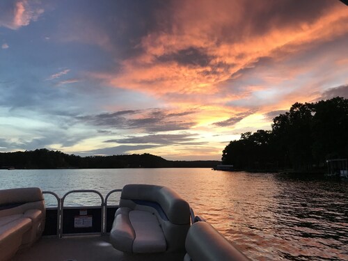 Stan’s CozyCasual LakeHamilton MainChannel--Boat&Swim docks, FirePit, Kayaks