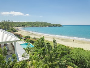Plage, chaises longues, serviettes de plage