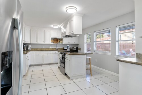 4300SF Home with Large Heated Pool, Hot Tub, Table Games, & Views! Dog-Friendly!