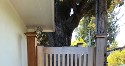 DETACHED GUEST HOUSE: Walk To Town, 1030 Sq Ft, 1 BR/1.5 BA, Mt. Tam Vie