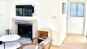 Smart TV, books - DETACHED GUEST HOUSE: Walk To Town, 1030 Sq Ft, 1 BR/1.5 BA, Mt. Tam Vie (Mill Valley)