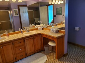 Ensemble douche/baignoire, sèche-cheveux, serviettes fournies, savon