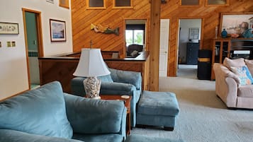 TV connectée, lecteur de DVD, livres, vidéothèque