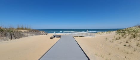 靠近海滩、沙滩椅、沙滩毛巾