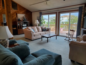Smart TV, DVD player, books, video library - "He Crab She Crab"  Waterfront Home w/Beach, Bay&Backyard Fun. Perfect for Kids! (Virginia Beach)