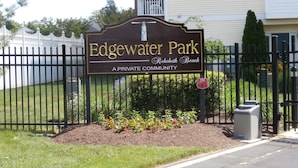 Señal de Edgewater Park, una comunidad privada con acceso restringido.