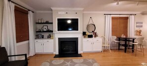 Una Smart TV, una chimenea