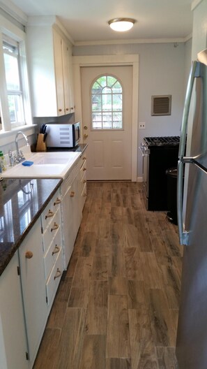 Fridge, microwave, oven, stovetop - Summer 2024 Beach Getaway! Don’t miss out on a vacation in Narragansett Pier (Narragansett)