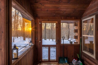 Secluded Cabin on 40 Acres | Hot Tub + Fireplace