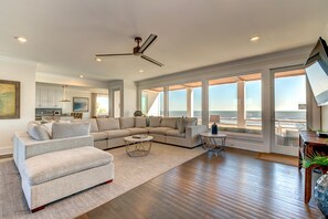 TV, tavolo da ping pong