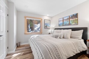 1 bedroom, in-room safe, iron/ironing board, travel crib - Northstar Ski Trails, Ski In/Ski Out - Walk to Village/Rec Center - Sleeps 4 (Truckee)