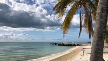 Aurinkotuoleja, rantapyyhkeitä