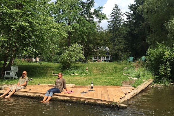 Creek Dock! great spot for fishin' sittin' or drinkin'