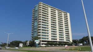 Un grand hôtel à plusieurs étages, doté d’une architecture moderne et de balcons à chaque niveau.