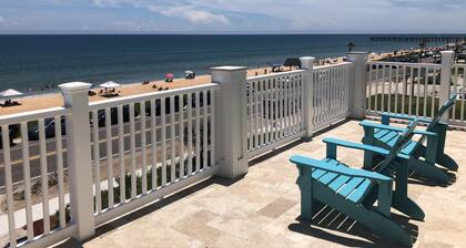Fantastic View! Beautiful Oceanfront Beach House; Steps to the Beach! 4/6 BR
