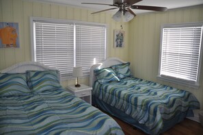 4 bedrooms, iron/ironing board, WiFi, bed sheets