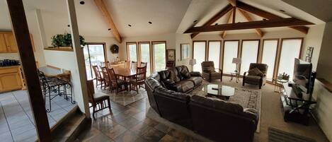 Smart-TV, DVD-spiller, bøker og filmbibliotek