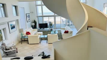 Een smart-tv, een open haard, een dvd-speler en boeken