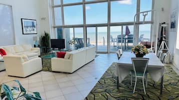 Smart-TV, Kamin, DVD-Player, Bücher