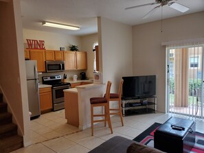 Frigorifero, microonde, forno, piano cottura