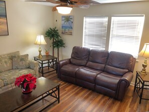 TV - LOW RATE!! Clean/adorable with lots of nice features! Next to beach path. (St. George Island)