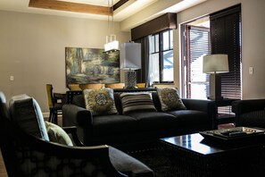 Télévision, cheminée, lecteur de DVD, chaîne hi-fi